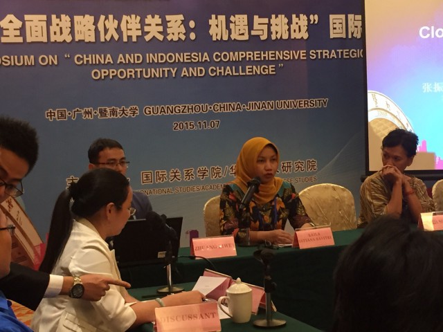 Hj. Laila Istiana DS S.E Anggota Fraksi PAN DPR RI, saat berbicara dalam Simposium tentang hubungan Indonesia China atas undangan Jinan University Guangzhou China (7/11/2015)