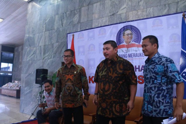 Ketua Fraksi PAN DPR RI Mulfachri Harahap dan Sekretaris Yandri Susanto Saat Konfrensi Pers di DPR RI, Senayan, Jakarta