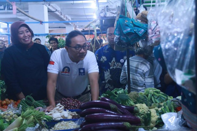 Ketua Umum Partai Amanat Nasional Zulkifli Hasan berbelanja sejumlah sayuran di Pasar Cermat Batujajar, Kabupaten Bandung Barat, Sabtu (18/6)