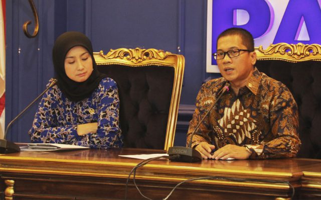 Desy Ratnasari Dan Yandri Susanto Dalam Keterangan Pers Di ruangan Fraksi PAN DPR RI, Kamis 25/8/16.