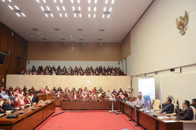 Anggota Komisi VII DPR RI Andi Yuliani Paris menerima kunjungan Mahasiswa dari STKIP Puang Rimaggalatung Sengkang, Kabupaten Wajo ke DPR RI, Senayan, Jakarta, Senin (13/3/17).