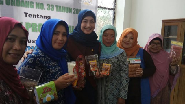 Sosialisasi Produk Halal-Desy Ratnasari