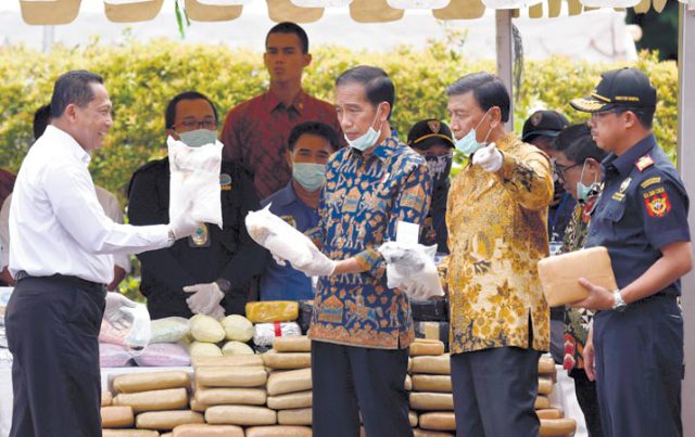 Pemusnahan Narkoba: Presiden Joko Widodo (kedua kiri) didampingi Menkopolhukam Wiranto (kedua kanan), Kepala Badan Narkotika Nasional (BNN) Komjen Pol Budi Waseso