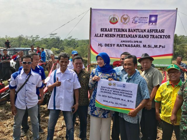 Desy R Menyerahkan Bantuan Alat pertanian