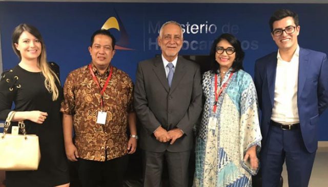 Anggota Komisi VI DPR RI Jateng X, F-PAN, Andriyanto Johan Syah bersama Dubes RI untuk Ekuador, Dienneryati Tjokosuprihatono, dan Menteri Hidrokarbon Ekuador, H.E. Carlos Perez saat foto bersama untuk mengabadikan kunjungannya di Ekuador,