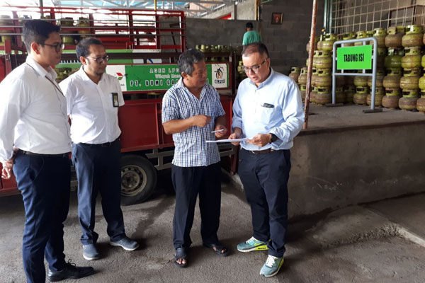 BAnggota DPR-RI Dapil Sulut Bara Hasibuan, didampingi Pertamina Wilayah Suluttenggo, saat berada di salah satu agen elpiji di Malalayang. Foto: Foggen Bolung/MP (http://manadopostonline.com)